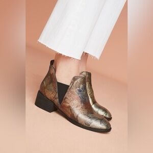 Seychelles Offstage Chelsea Boots Metalic Gold floral ankle boots booties size 6